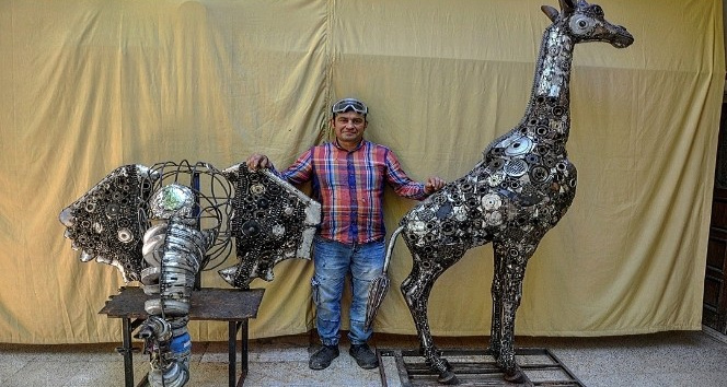 Belçika'dan sipariş aldı, atık hurdaları sanat eserine dönüştürüyor